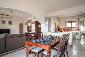 a kitchen and dining room with a table and chairs at Kumusha Villa near Fiscardo in Mánganos