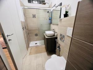 Sonila's Home في بيرغامو: حمام صغير مع مرحاض ومغسلة