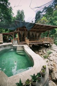 ein Haus mit Pool davor in der Unterkunft Mayana By Blue Space in Banlot