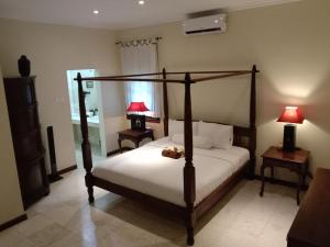 Tempat tidur dalam kamar di KUTA - 4BR Villa with Private XL Pool