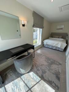 sypialnia z łóżkiem i biurkiem z lustrem w obiekcie Sjøgata Gjestehus w mieście Larvik