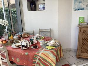 un tavolo con una tovaglia rossa e un set per la preparazione del tè di Les Orkys De Loire a Chalonnes-sur-Loire
