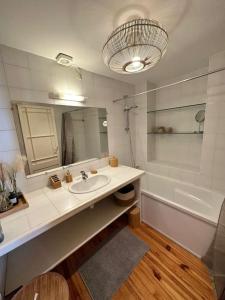 La salle de bains est pourvue d'un lavabo, d'une baignoire et d'un miroir. dans l'établissement bô-m spirit, à Avignon