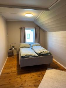 um quarto com uma cama e uma janela em Central in Stavanger, walk to town em Stavanger