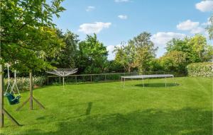スラーエルセにあるNice Home In Slagelse With Wifiの芝生の網付き庭 +17枚の写真
