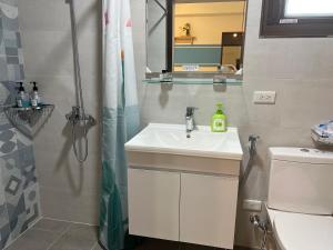 Bilik mandi di Dongjin Bay B&B