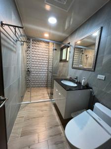 Bilik mandi di Dongjin Bay B&B