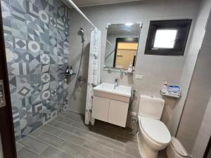 Bilik mandi di Dongjin Bay B&B