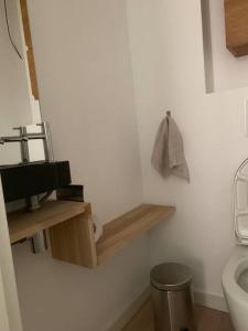 een witte badkamer met een wastafel en een toilet bij Appartement au centre d'une ville historique. in Bastenaken