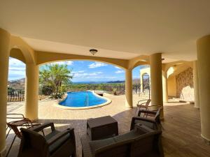 uma vista para uma piscina a partir de uma casa em Ocean View Lux And Style Condo em Coco