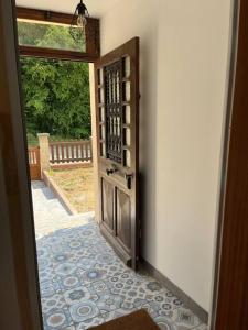 una puerta abierta con vistas a un patio en Chez Mimi, la route des fruits en Jumièges