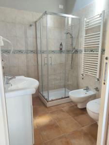 y baño con ducha, lavabo y aseo. en LPH - Dannunziano Country House, en Chieti