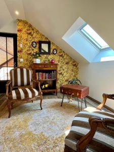 uma sala de estar com uma clarabóia, uma cadeira e uma mesa em Cave Auger La Maison d'Hôtes em Restigné