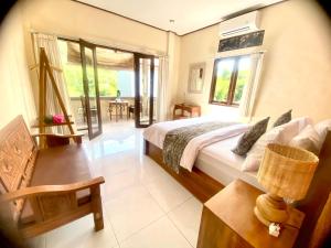 Un dormitorio con una cama grande y una ventana en Ayu Homestay, en Ubud