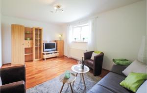 ein Wohnzimmer mit einem Sofa und einem TV in der Unterkunft Nice Apartment In Horhausen With Wifi in Horhausen