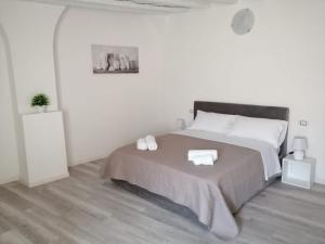 una camera da letto con un letto e due asciugamani di Sant'Anna Guest House a Noicattaro