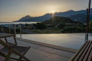 d'une terrasse avec un banc et une vue sur l'eau. dans l'établissement Corallia villas near the beach, à Plakias