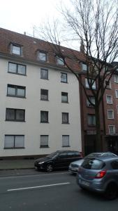 twee auto's geparkeerd voor een gebouw bij Monteurwohnung Haus Elbert 1 Hagen in Hagen