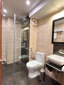 W łazience znajduje się toaleta, umywalka i prysznic. w obiekcie NUMINOUS HOTEL w mieście Thimphu
