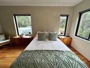 Säng eller sängar i ett rum på Rosella - Bushland Hideaway