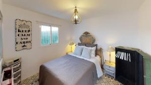 Postel nebo postele na pokoji v ubytování Cortijo Molino in Almayate + 39 fotografií