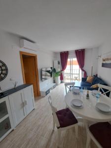 eine Küche und ein Wohnzimmer mit einem Tisch und Stühlen in der Unterkunft Apartamento MARGARITA in Torrevieja