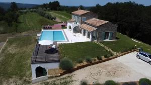 an aerial view of a house with a swimming pool at Villa San Silvestro in Oprtalj