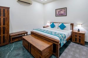 a bedroom with a large bed and a table at Hotel Ranthambore Regency in Sawāi Mādhopur