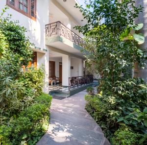 a walkway leading up to a building with a balcony at Hotel Ranthambore Regency in Sawāi Mādhopur