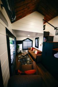 ein Wohnzimmer mit Sofas und einem Tisch in einem Haus in der Unterkunft Cappatiny House in Goreme