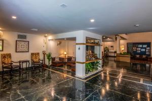 a lobby of a hotel with a table and chairs at Hotel Ranthambore Regency in Sawāi Mādhopur +35 photos