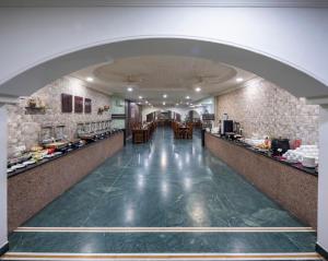 a long hallway with aasteryasteryasteryasteryasteryasteryasteryasteryasteryasteryastery at Hotel Ranthambore Regency in Sawāi Mādhopur