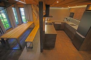 uma cozinha com bancos e um lavatório num quarto em Tunturipöllö 1 em Ruka