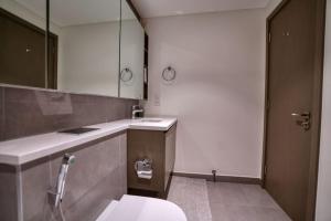 Koupelna v ubytování Elegant, Sea View 1 Bedroom Apartment In Creek Island