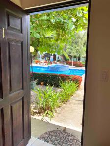 una porta aperta con vista sulla piscina di Gated Single Storey Condo a Coco