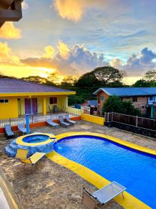 een groot zwembad met stoelen en een huis bij Hermosa Paradise Mins From Beach in Playa Hermosa