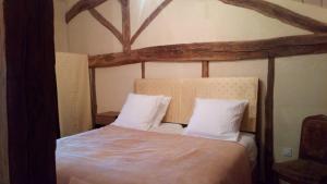 a bed with two white pillows in a bedroom at Clos du Gaja près de Jazz in Marciac in Troncens