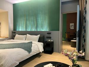 Ένα ή περισσότερα κρεβάτια σε δωμάτιο στο Zhi Resort Beijing - Breakfast with Deer&Thousand Acre Garden&50 Meter Swimming Pool&Private Soup Pool&Outdoor Soup Spring&Free Coffee