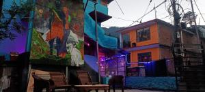 マナリにあるTrippy Shiva Hostelの壁画のある建物