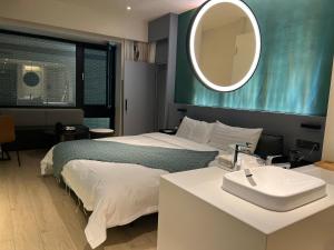 Ένα ή περισσότερα κρεβάτια σε δωμάτιο στο Zhi Resort Beijing - Breakfast with Deer&Thousand Acre Garden&50 Meter Swimming Pool&Private Soup Pool&Outdoor Soup Spring&Free Coffee
