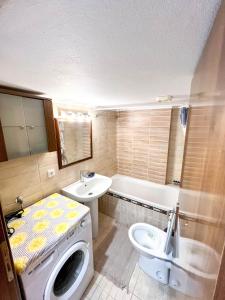 La salle de bains est pourvue d'un lave-linge et d'un lavabo. dans l'établissement Philoxenia Oasis Supreme Apartment, à Alexandroúpolis