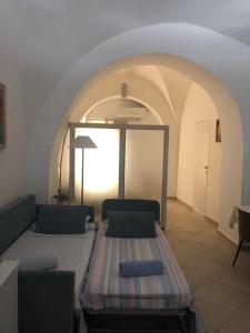 casa gramazio في مانفريدونيا: غرفة معيشة مع أريكة وطاولة
