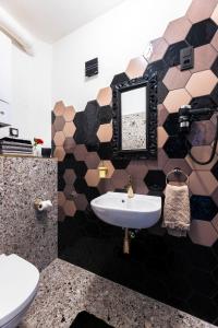 La salle de bains est pourvue d'un lavabo et d'un miroir. dans l'établissement Silvie Apartments - Masaryk, à Olomouc