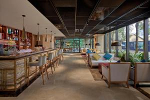 ハノイにあるGrand Mercure Hanoiのロビー(椅子とテーブルのあるバー付)
