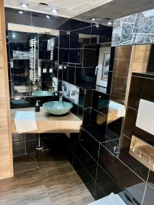 ein Badezimmer mit zwei Waschbecken und einem großen Spiegel in der Unterkunft Zacisze na Podzamczu in Odrzykoń