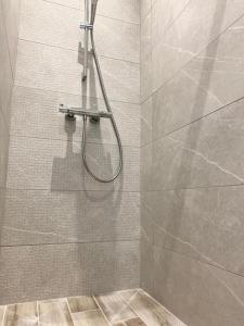y baño con ducha y manguera. en Terracotta, en Saint-Étienne