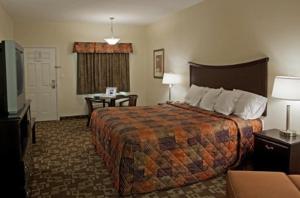 une chambre d'hôtel avec un lit et une télévision dans l'établissement Americas Best Value Inn Byhalia, à Byhalia