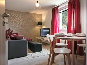 - un salon avec un canapé, une table et une salle à manger dans l'établissement Ljubljana sLOVEnia + FREEparking & Bikes, à Ljubljana