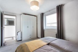 une chambre avec un grand lit et une fenêtre dans l'établissement Ljubljana sLOVEnia + FREEparking & Bikes, à Ljubljana