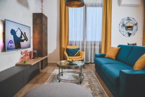 un soggiorno con divano blu e tavolo di Luxury apartment Antonia in the city centre a Fiume (Rijeka)